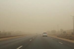Autoridades de Chihuahua pidieron extremar precauciones por ráfagas de viento de hasta 70 km/h y tormentas eléctricas que acompañan al sistema frontal.