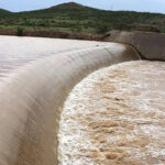 La presa Las Lajas en Chihuahua comenzó a derramar agua de manera controlada tras alcanzar su capacidad máxima por las lluvias recientes. Autoridades piden precaución en ríos y arroyos cercanos.