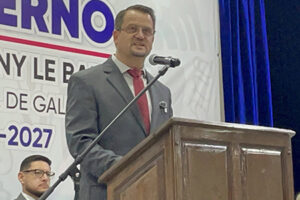 El alcalde de Galeana, Francis Leany LeBaron, presentó su primer informe de gobierno, destacando su compromiso con el desarrollo y bienestar de las familias. El acto contó con la presencia de autoridades y ciudadanos.