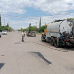 La presidenta Edith Escárcega instruyó trabajos de bacheo en la calle Abraham González de Nuevo Casas Grandes, como parte de un programa de mantenimiento vial para mejorar tránsito y seguridad.