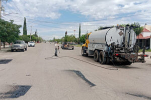 La presidenta Edith Escárcega instruyó trabajos de bacheo en la calle Abraham González de Nuevo Casas Grandes, como parte de un programa de mantenimiento vial para mejorar tránsito y seguridad.