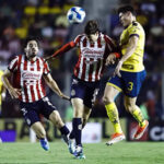 América cayó 2-1 ante Chivas en el Clásico Nacional y perdió el invicto. André Jardine habló de una dosis de humildad, mientras Henry Martín lamentó el conato de bronca.
