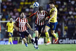 América cayó 2-1 ante Chivas en el Clásico Nacional y perdió el invicto. André Jardine habló de una dosis de humildad, mientras Henry Martín lamentó el conato de bronca.