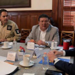 Autoridades de los tres niveles de gobierno se reunieron en la Mesa de Construcción de Paz para reforzar la seguridad y la campaña de vacunación en Chihuahua.