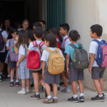 Autoridades educativas alertan a padres de familia en Chihuahua por el “sharenting”. Compartir en exceso fotos de hijos con uniforme y ubicación escolar puede comprometer su seguridad y exponer datos sensibles en internet.
