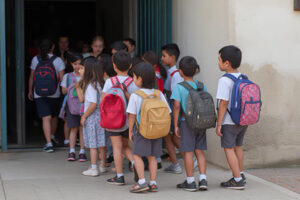 Autoridades educativas alertan a padres de familia en Chihuahua por el “sharenting”. Compartir en exceso fotos de hijos con uniforme y ubicación escolar puede comprometer su seguridad y exponer datos sensibles en internet.