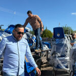 El presidente municipal Roberto Lucero entregó equipo de cómputo, mochilas y mobiliario escolar en escuelas de Colonia Juárez y Casas Grandes, reafirmando su compromiso con la educación.