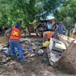 El Gobierno del Estado retiró más de 22 mil toneladas de escombro y basura en la Colonia Juárez, Casas Grandes, además de rehabilitar 8 mil m² de calles con maquinaria pesada tras las inundaciones.