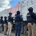 La SSPE aseguró un tractocamión con 3 mil 581 paquetes de cerveza ilícita, equivalentes a 85 mil 944 latas y valuadas en 1.7 mdp. El operativo se realizó en Parral como parte del reforzamiento de seguridad en la región sur de Chihuahua.