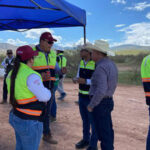 Autoridades municipales y de la SICT supervisaron la obra carretera Bavispe–Nuevo Casas Grandes, una vía clave para el desarrollo económico regional.