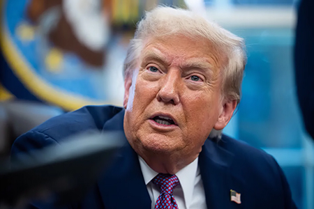 Donald Trump criticó la nueva regla de la NFL sobre el kickoff, llamándola “ridícula y afeminada”, mientras la liga defiende que protege a los jugadores.