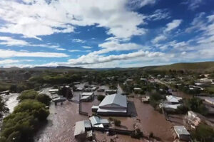 Al menos 140 viviendas resultaron afectadas por las fuertes lluvias en Casas Grandes, Chihuahua, donde las autoridades ya trabajan en la atención a damnificados.