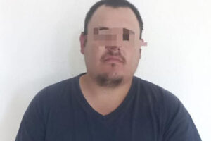 La AEI detuvo en Ciudad Madera a Ramos G. G., de 28 años, por su presunta responsabilidad en el delito de fraude agropecuario. La orden de aprehensión fue girada bajo la causa penal 108/2025 por el Juez de Control del Distrito Judicial Guerrero.