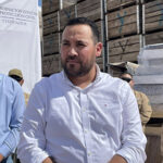 El alcalde de Casas Grandes, Roberto Lucero, encabezó la entrega de apoyos en Colonia Juárez, tras las inundaciones recientes. Las familias recibieron láminas, muebles, electrodomésticos y materiales para reconstruir sus viviendas.