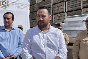 El alcalde de Casas Grandes, Roberto Lucero, encabezó la entrega de apoyos en Colonia Juárez, tras las inundaciones recientes. Las familias recibieron láminas, muebles, electrodomésticos y materiales para reconstruir sus viviendas.