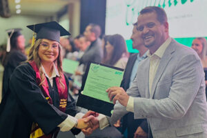 El presidente Francis Leany asistió a la ceremonia de graduación de la Universidad Tecnológica de Paquimé, destacando el valor de la educación.