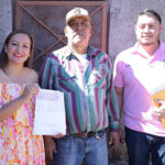 La presidenta municipal Edith Escárcega entregó apoyos económicos a familias de la Colonia Buena Fe, afectadas por el desbordamiento del río Casas Grandes.