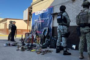 Más de 370 elementos participaron en un operativo de revisión extraordinaria en el Cereso No. 3 de Ciudad Juárez, donde se aseguraron cerca de 400 objetos prohibidos.