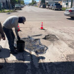 El Gobierno Municipal de Nuevo Casas Grandes avanza con el Programa Permanente de Bacheo, realizando trabajos en la Avenida 5 de Mayo y Plan Alemán para mejorar la movilidad y seguridad vial en la ciudad.