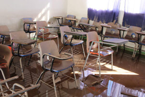 El Gobierno de Nuevo Casas Grandes gestiona la rehabilitación del Telebachillerato 8036 en la colonia Buena Fe, afectado por inundaciones recientes.