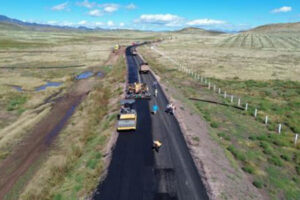 El tramo chihuahuense de la carretera Bavispe–Nuevo Casas Grandes alcanza 50% de avance. La SICT federal informó que la obra prioritaria conecta Sonora y Chihuahua, con inversión de 1,859 mdp y 181 km de longitud total.