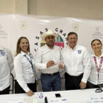 El alcalde Roberto Lucero Galaz entregó un apoyo económico a la escuela Fray Felipe de Jesús para realizar una carrera pedestre por su 40 aniversario.