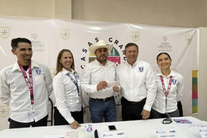 El alcalde Roberto Lucero Galaz entregó un apoyo económico a la escuela Fray Felipe de Jesús para realizar una carrera pedestre por su 40 aniversario.