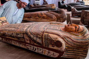 Egipto descubre una tumba intacta en Saqqara con más de 30 sarcófagos de madera sellados durante 2,500 años, pertenecientes a la Dinastía XXVI.