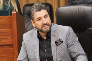 El secretario de Turismo de Chihuahua, Edibray Gómez, respondió a críticas en redes y medios, afirmando que las observaciones reflejan el avance de su gestión.