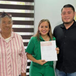 La presidenta Edith Escárcega entregó apoyo económico a una familia de la colonia Buena Fe, afectada por el desbordamiento del río Casas Grandes.
