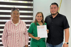 La presidenta Edith Escárcega entregó apoyo económico a una familia de la colonia Buena Fe, afectada por el desbordamiento del río Casas Grandes.