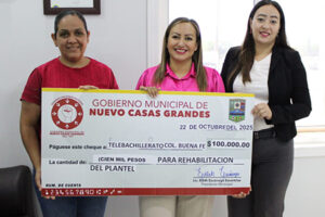 La alcaldesa Edith Escárcega entregó 200 mil pesos al TeleBachillerato #8036 de Buena Fe para reparar daños y reanudar clases tras el desastre del 13 de octubre.