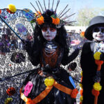 La presidenta Edith Escárcega encabezó el evento “Día de Muertos en la Biblioteca”, con concursos de altares, catrinas y presentaciones artísticas en Nuevo Casas Grandes.