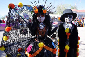La presidenta Edith Escárcega encabezó el evento “Día de Muertos en la Biblioteca”, con concursos de altares, catrinas y presentaciones artísticas en Nuevo Casas Grandes.