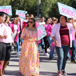 Cientos de personas participaron en la marcha rosa de Nuevo Casas Grandes, encabezada por la presidenta Edith Escárcega, para conmemorar el Día Internacional de la Lucha contra el Cáncer de Mama y promover la detección temprana.