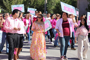 Cientos de personas participaron en la marcha rosa de Nuevo Casas Grandes, encabezada por la presidenta Edith Escárcega, para conmemorar el Día Internacional de la Lucha contra el Cáncer de Mama y promover la detección temprana.