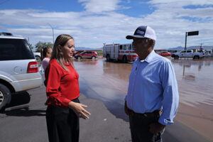 La presidenta municipal Edith Escárcega recorrió comunidades afectadas por la creciente del río Casas Grandes, supervisando daños y coordinando acciones con Protección Civil y Bomberos