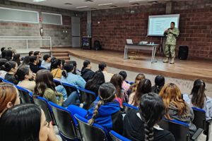El Ejército Mexicano impartió pláticas sobre prevención del consumo de drogas a estudiantes de la UPN, promoviendo valores y conciencia social entre los jóvenes.