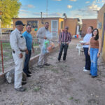 Trabajadores de la CFE Casas Grandes entregaron despensas y artículos de primera necesidad a familias afectadas por el desbordamiento del río en la colonia Buena Fe de NCG.