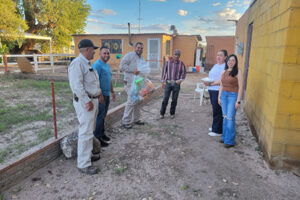 Trabajadores de la CFE Casas Grandes entregaron despensas y artículos de primera necesidad a familias afectadas por el desbordamiento del río en la colonia Buena Fe de NCG.