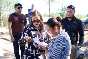La presidenta Edith Escárcega entregó apoyos de hasta 15 mil pesos a familias de Nuevo Casas Grandes afectadas por las inundaciones del río Casas Grandes.