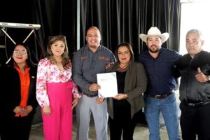 El alcalde Roberto Lucero Galaz encabezó la entrega de estímulos a docentes y personal del SNTE Sección 8 por sus años de servicio en Casas Grandes.