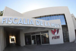 La Fiscalía Especializada de la Mujer investiga el fallecimiento de una mujer de 44 años encontrada sin vida en una vivienda del fraccionamiento Lagunas, en Nuevo Casas Grandes.
