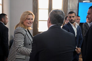 La gobernadora Maru Campos se reunió con Juan José Sierra, líder nacional de Coparmex, para fortalecer la colaboración entre gobierno y sector empresarial.