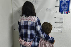 La Fiscalía de Chihuahua localizó a dos menores de 6 y 12 años reportados como desaparecidos en Nuevo Casas Grandes. Los niños fueron víctimas de un fraude telefónico que los mantuvo incomunicados por horas.