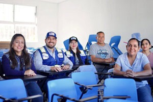 El Telebachillerato 8036 de Buena Fe recibió 96 bancas, escritorios, sillas, pizarrones y calentones nuevos, tras resultar afectado por las recientes lluvias en Chihuahua.