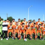 Con gran participación se inauguró la Copa Telmex Telcel Torneo Estatal de Fútbol 2025 en Nuevo Casas Grandes, con la presencia de autoridades municipales y ocho equipos que competirán por el pase al campeonato nacional de la máxima justa amateur del país.