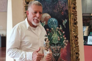 El artista Julián Rodríguez fue reconocido con el Premio Guacamaya Paquimé en Casas Grandes por su destacada trayectoria cultural y artística.