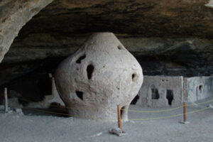 La Cueva de la Olla en Chihuahua guarda pinturas rupestres y vestigios de civilizaciones antiguas que revelan su cosmovisión y vida cotidiana.