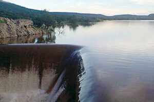 La presa El Tintero encabeza el almacenamiento de agua en Chihuahua, siendo vital para el sector agrícola y la seguridad hídrica del estado.